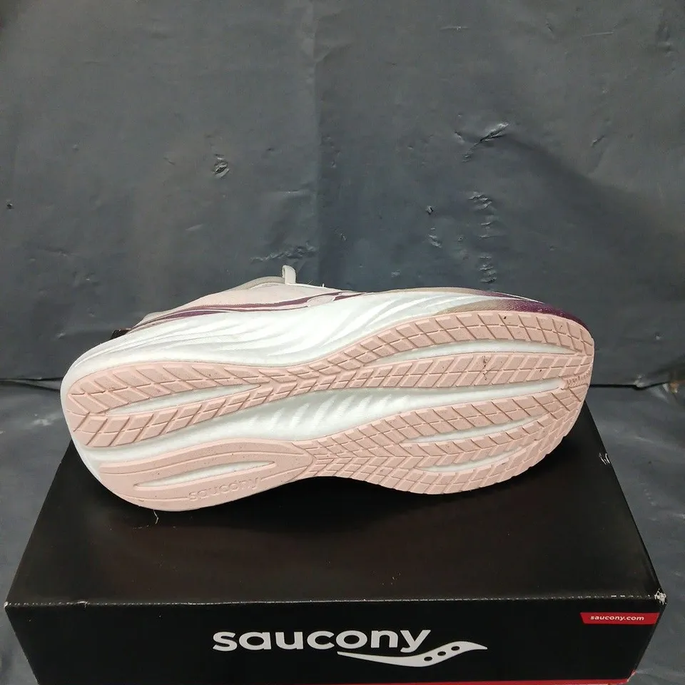 BOXED PAIR OF SAUCONY TRIUMPH 22 WOMENS TRAINERS - 6