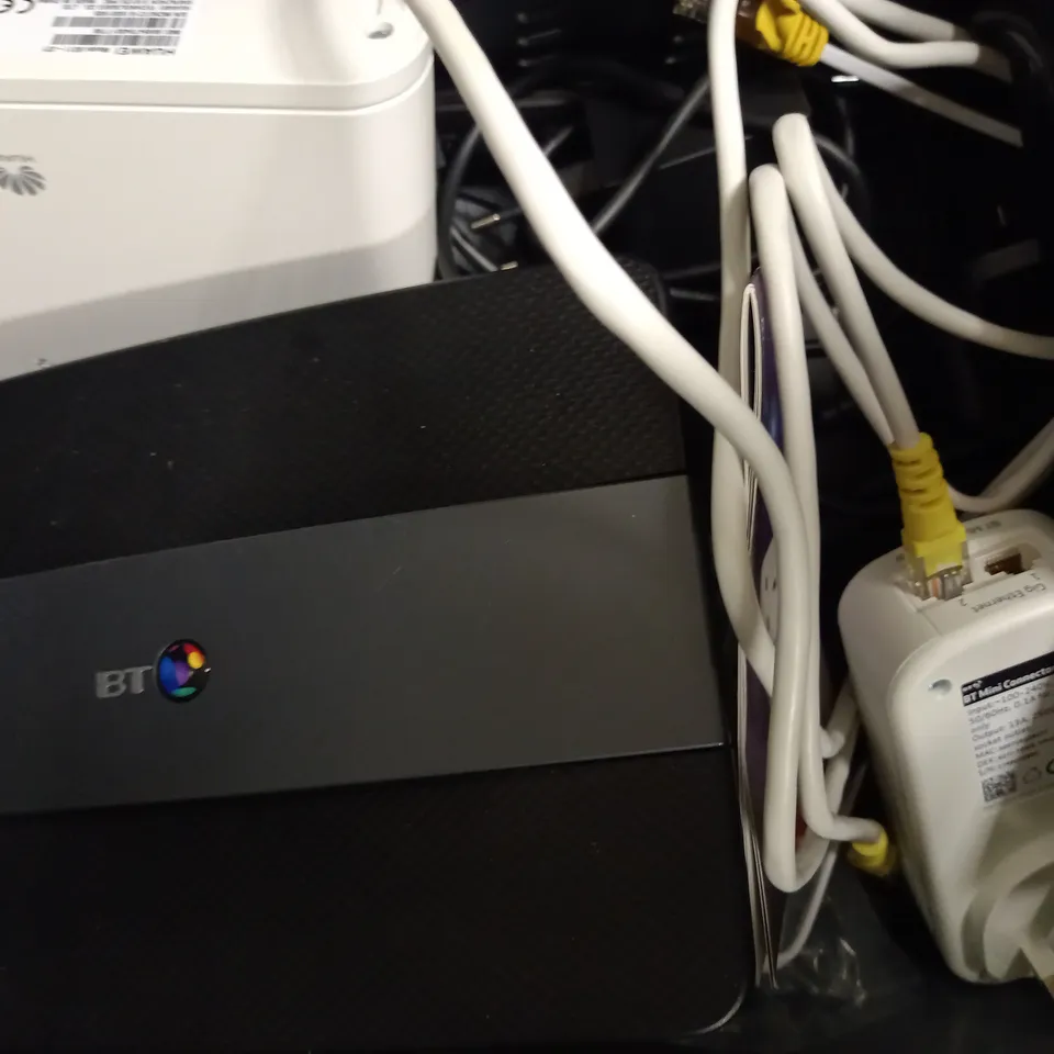 LOT OF APPROXIMATELY 10 ASSORTED ELECTRICAL ITEMS, TO INCLUDE MOUSE, ROUTER, YOTO DOCK, ETC