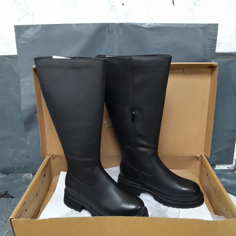 BOXED PAIR OF SCHUH WIDE FIT DELMA KNEE HIGH BOOTS - SIZE 7 