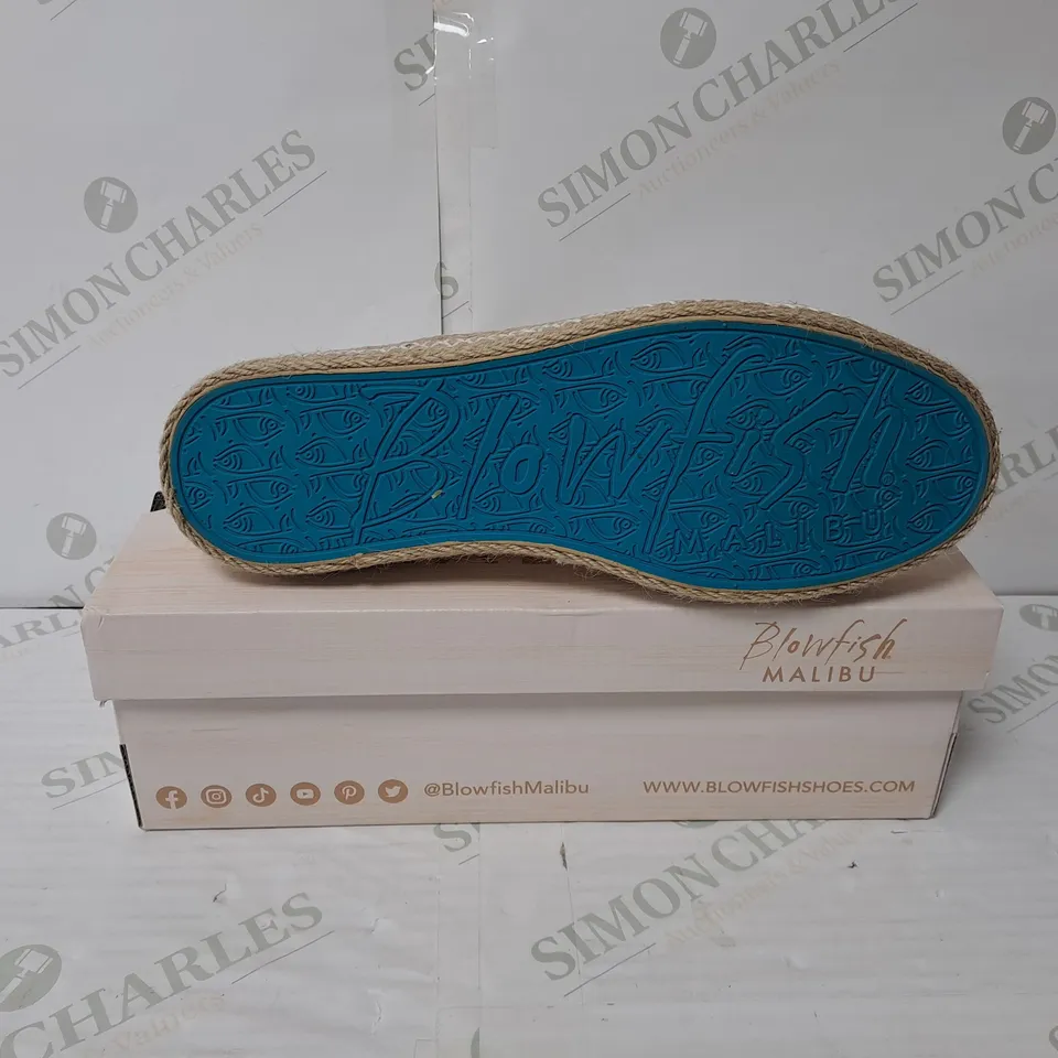 BOXED PAIR OF BLOWFISH MALIBU BUENOS TRAINERS IN WHITE SIZE 8