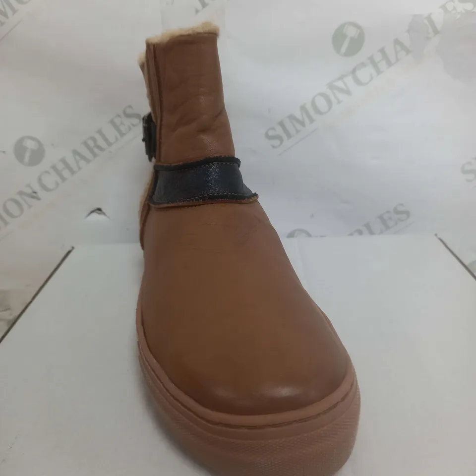 BOXED PAIR OF ADESSO HEATHER LEATHER TRAINERS IN BROWN/BLACK SIZE 5