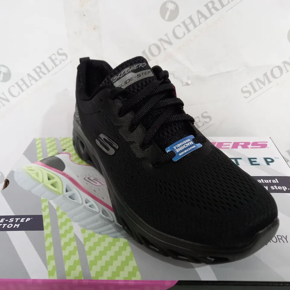 BOXED PAIR OF SKETCHERS GLIDE STEP WOMENS TRAINERS IN BLACK - UK 6