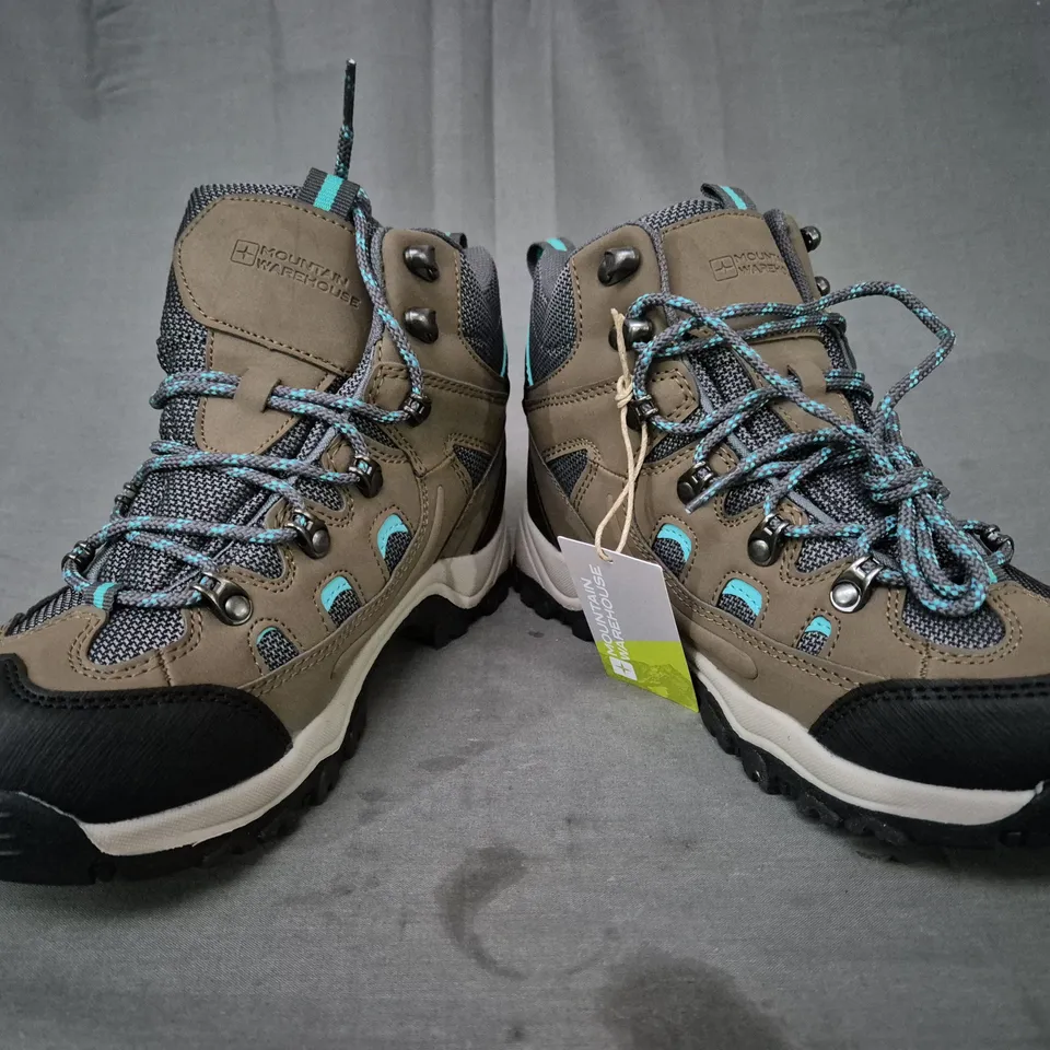 BOXED PAIR OF MOUNTAIN WAREHOUSE ADVENTURER WOMEN'S WATERPROOF WALKING BOOTS IN KHAKI UK SIZE 4.5