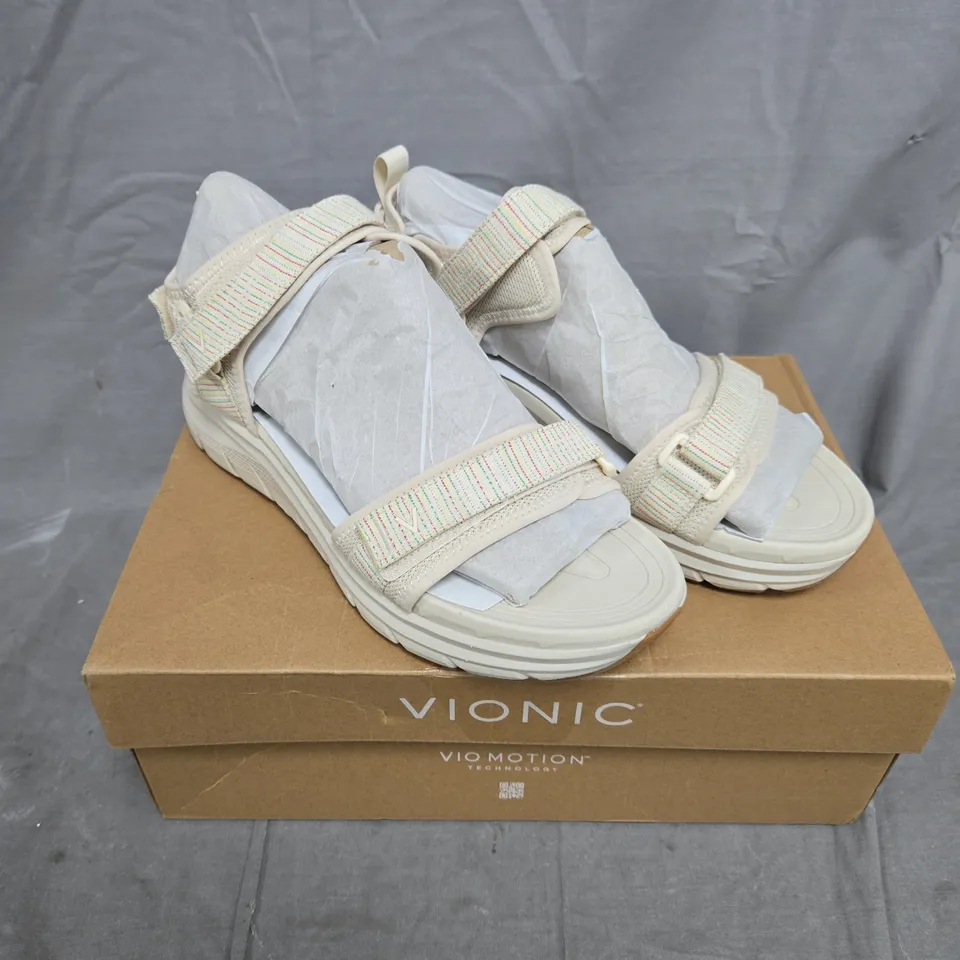 BOXED PAIR OF VIONIC WALK MAX SANDALS IN CREAM SIZE 6.5