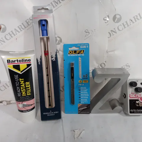 BOX OF APPROXIMATELY 9ASSORTED ITEMS TO INCLUDE - BIG MUFF - BARTOLINE INSTANT FILLER - RECORDER ECT