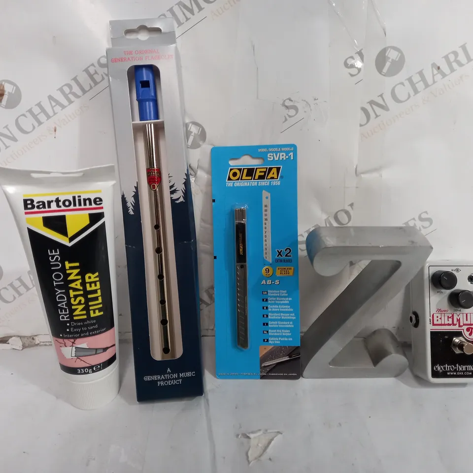 BOX OF APPROXIMATELY 9ASSORTED ITEMS TO INCLUDE - BIG MUFF - BARTOLINE INSTANT FILLER - RECORDER ECT