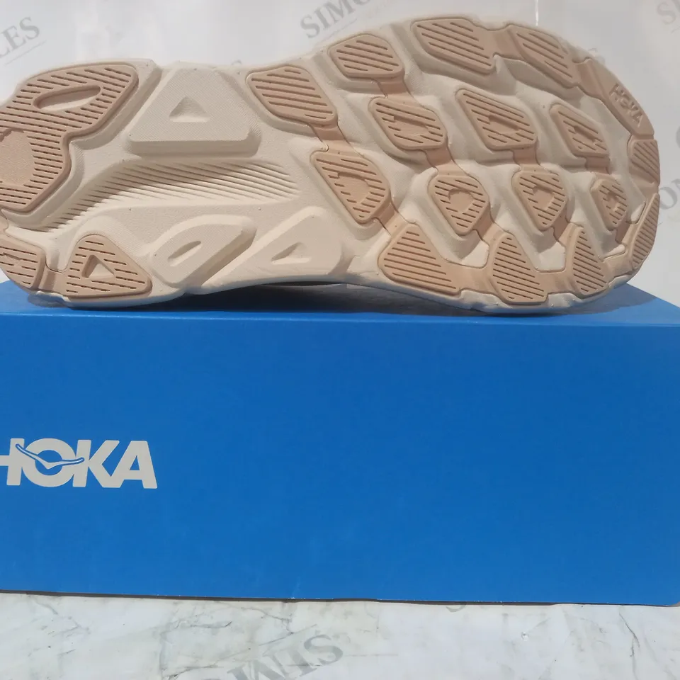 BOXED PAIR OF HOKA TRAINERS IN BEIGE UK SIZE 8