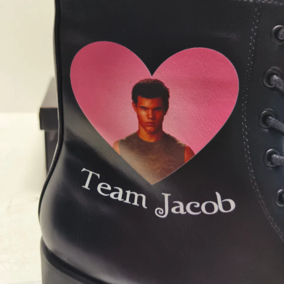 KOI X TWILIGHT SAGA TEAM JACOB MILITARY BOOTS – UK6, BLACK