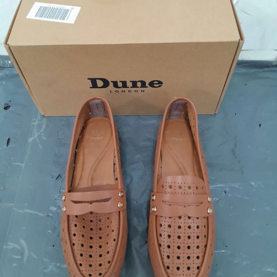 BOXED PAIR OF DUNE LONDON TAN LEATHER LASER CUT LOAFER IN SIZE 6 