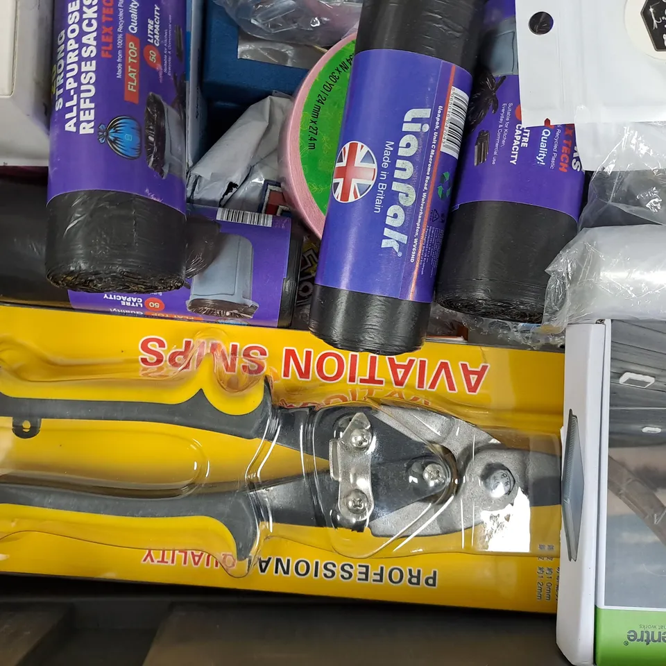APPROXIMATELY 20 ASSORTED HOUSEHOLD ITEMS TO INCLUDE FLORIST KNIVES, REFUSE SACKS, ETC
