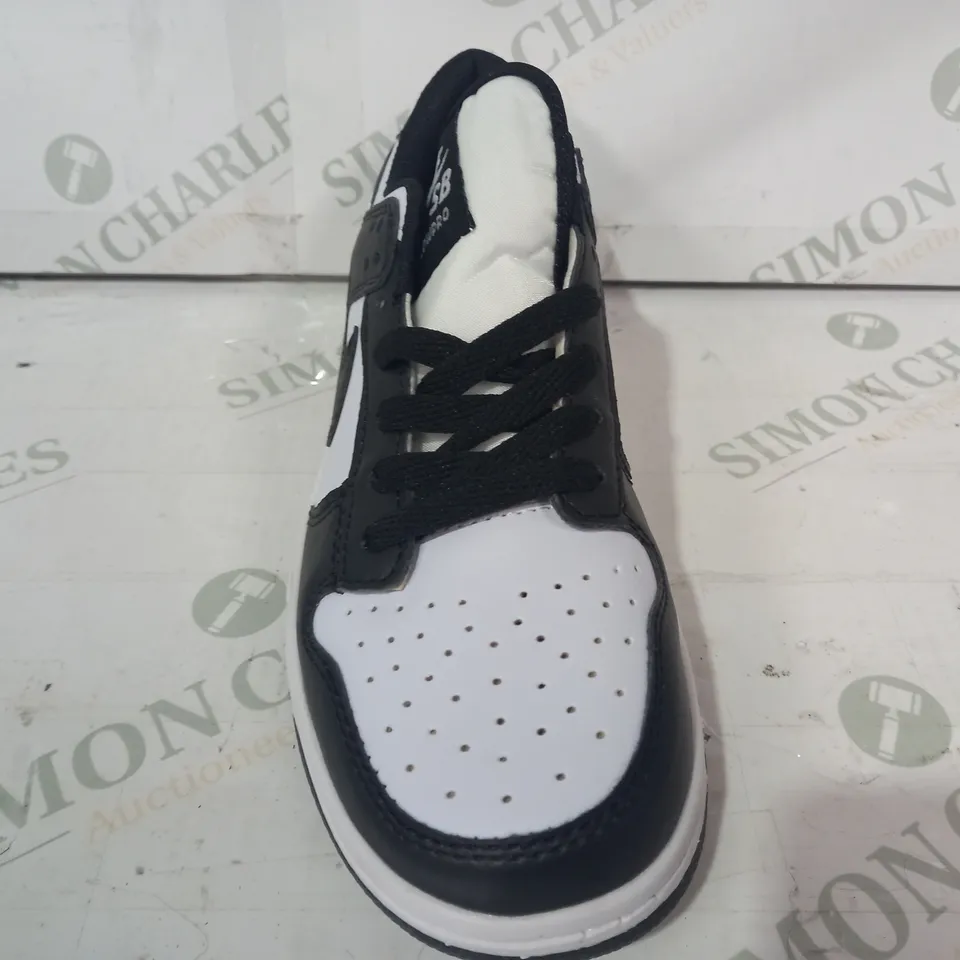 PAIR OF NIKE TRAINERS IN BLACK/WHITE UK SIZE 5.5 