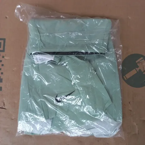 BAGGED NIKE STANDARD FIT SHORTS IN GREEN SIZE MEDIUM