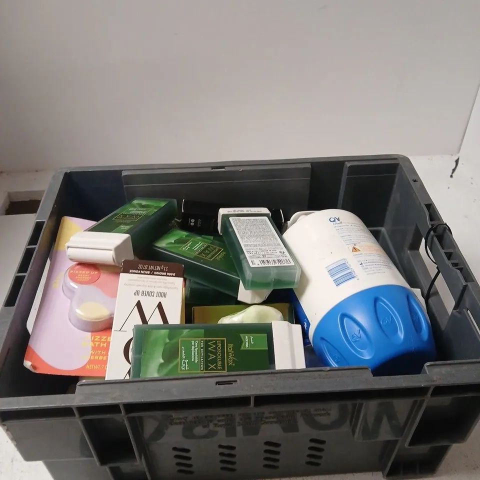 TOTE OF APPROXIMATELY 10 ASSORTED BEAUTY PRODUCTS INCLUDING DAISE BATH BOMB, EGO QV MOISTURISING CREAM AND COLORWOW ROOT COVER UP