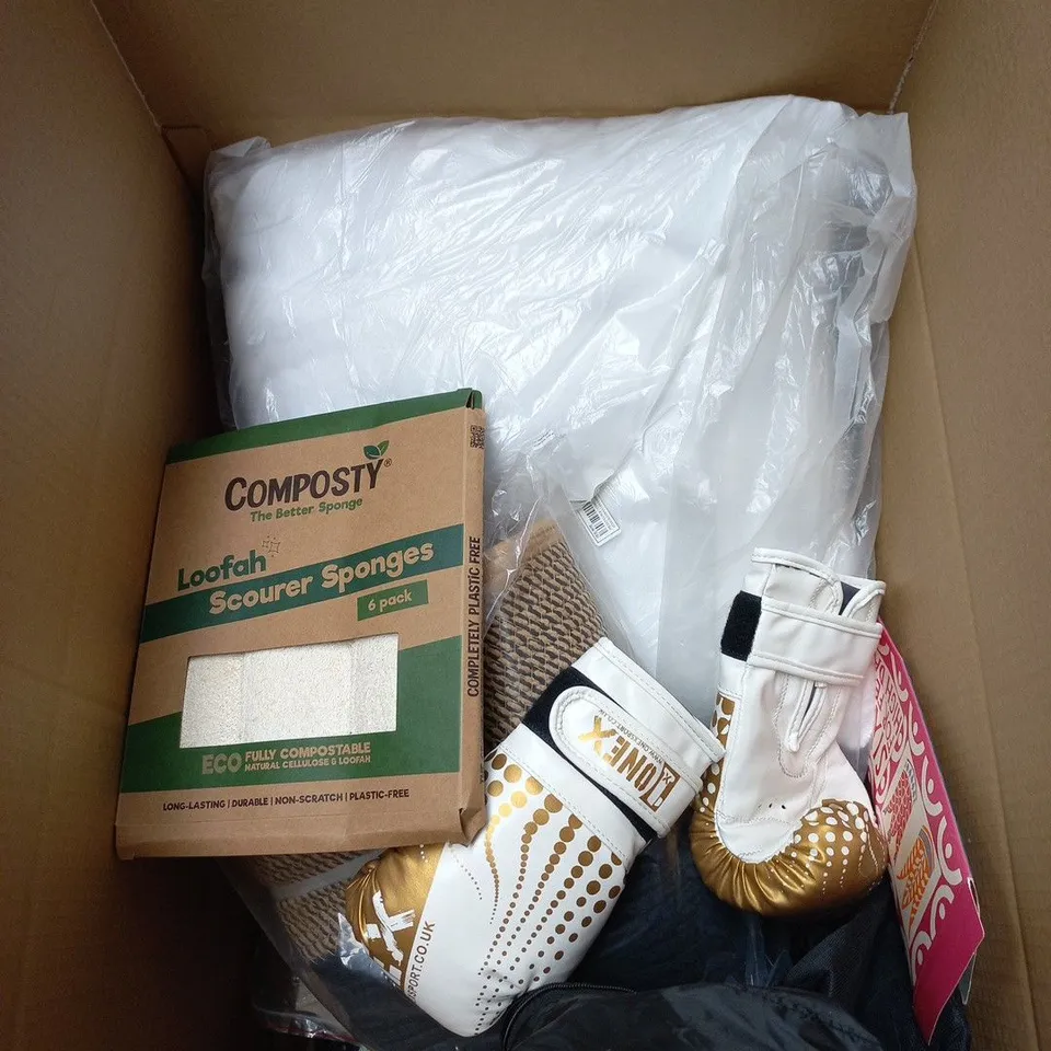 BOX OF APPROXIMATELY 18 ASSORTED ITEMS TO INCLUDE SCOURER SPONGES, BOXING GLOVES ETC