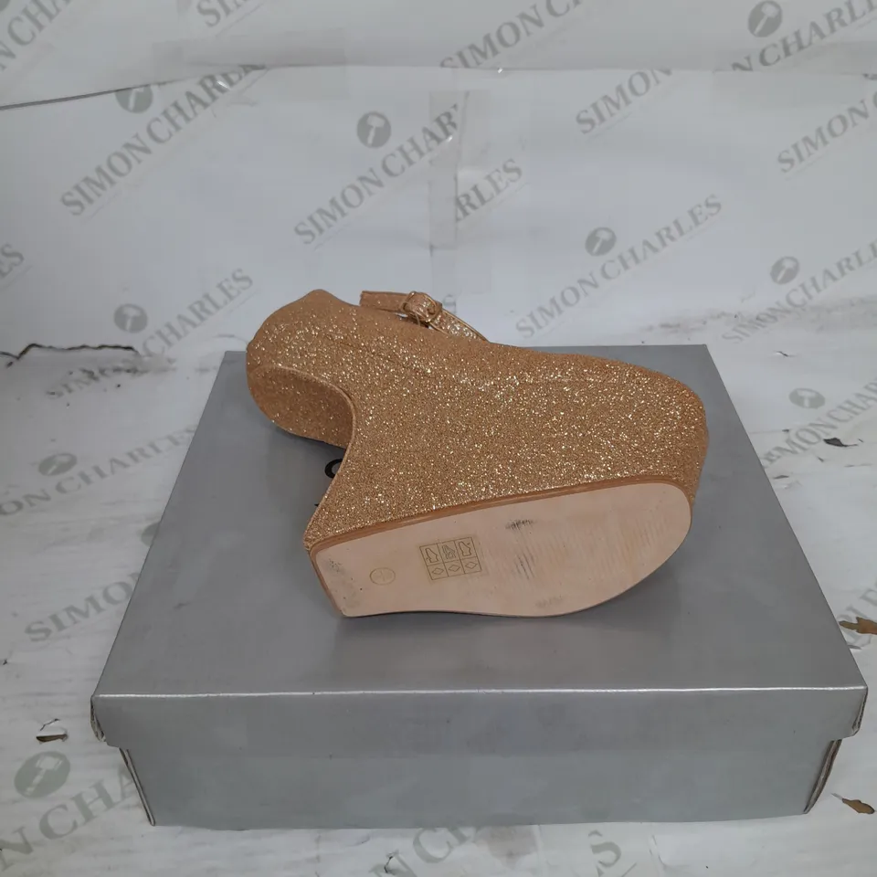 BOXED PAIR OF CASANDRA PLATFORM STRAP SHOE IN GOLD GLITTER SIZE 5