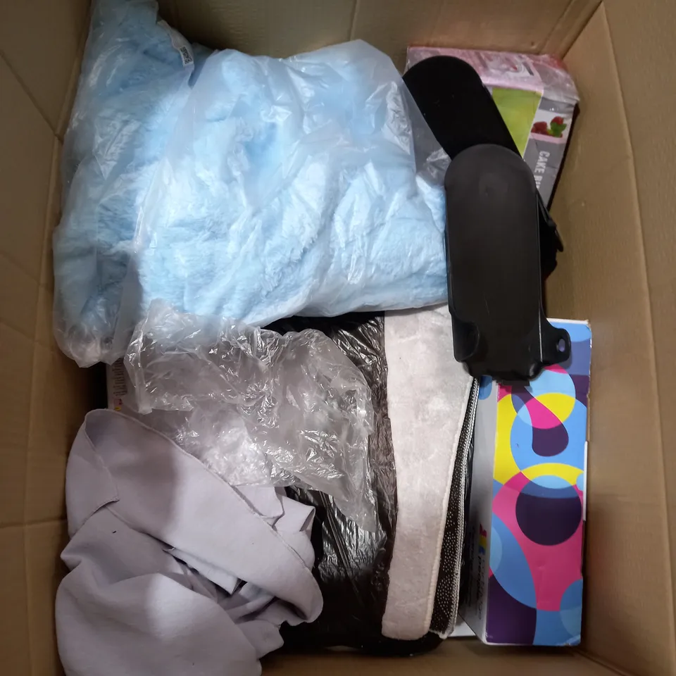 TOTE OF APPROXIMATELY 15 ASSORTED HOUSEHOLD  ITEMS TOO INCLUDE TAPS , DÉCOR ACCESSORIES , STOVES 