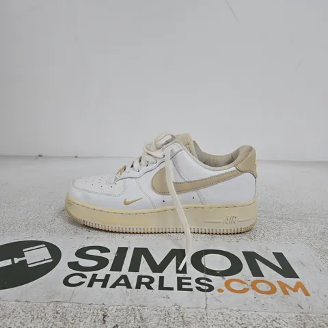 NIKE AIR FORCE 1 LOW SNEAKERS – UK 5 (US 7.5), WHITE & TAN