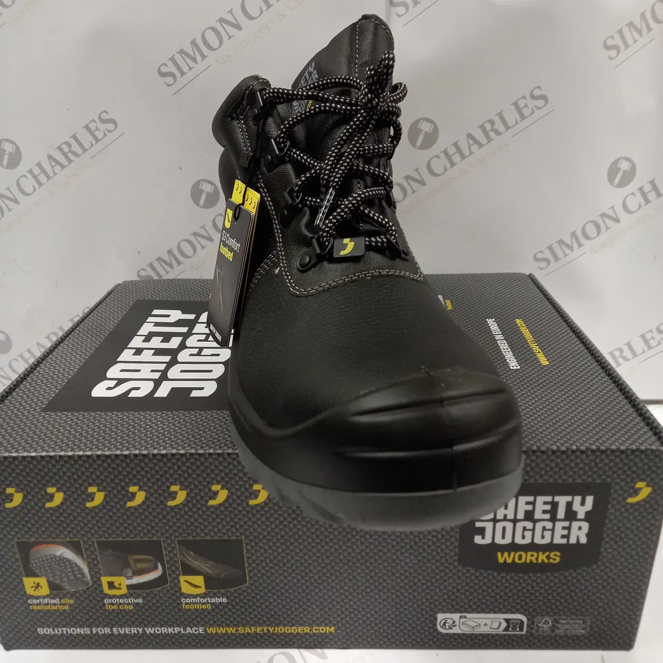 BOXED PAIR OF SAFETY JOGGER BOOTS UK SIZE 10.5