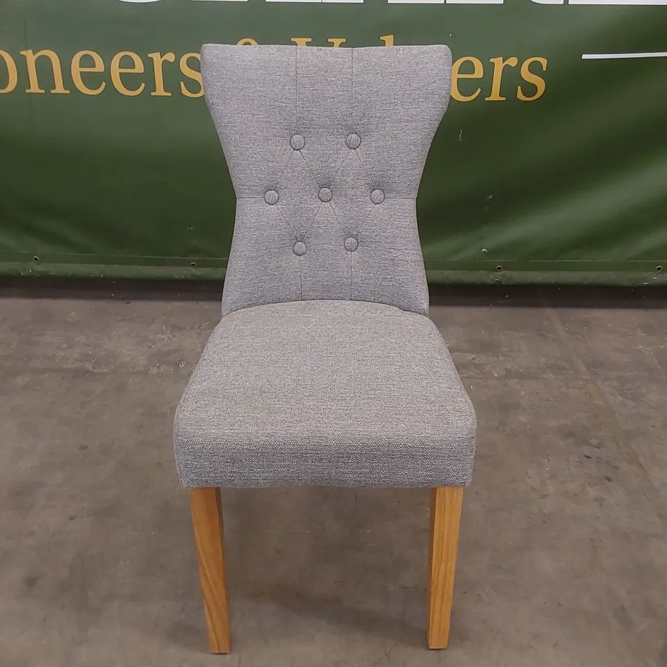 DESIGNER GREY FABRIC BUTTON BACK DINING CHAIR WITH OAK LEGS