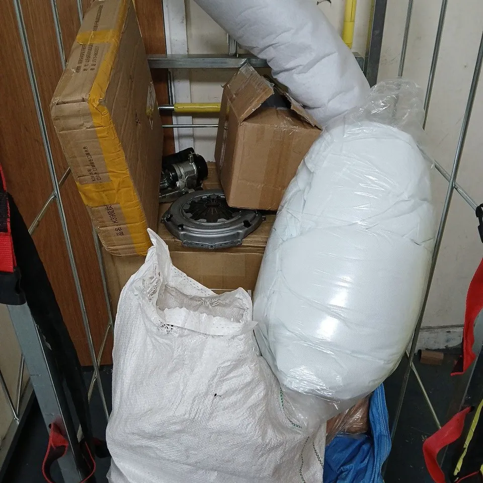 APPROXIMATELY 8 ASSORTED HOUSEHOLD PRODUCTS TO INLCUDE CAR SCRATCHER, VEHICLE PARTS, CHOPPED WOOD ETC - COLLECTION ONLY 