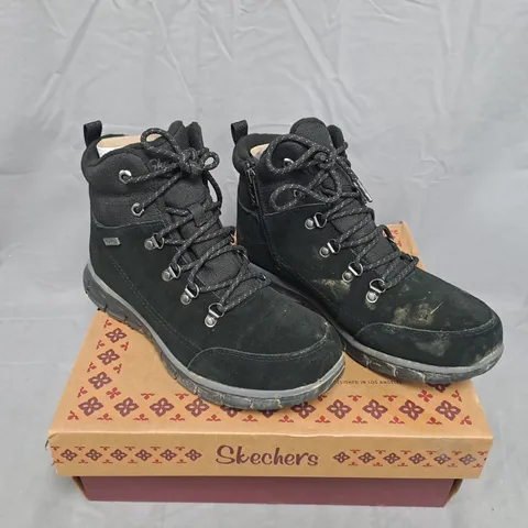BOXED PAIR OF SKECHERS WATERPROOF HIKING BOOTS – BLACK - SIZE 6