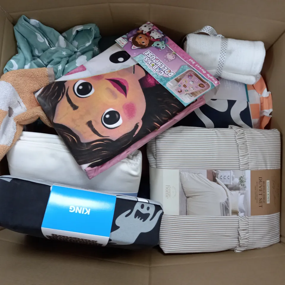 APPROXIMATELY 12 ASSORTED HOUSEHOLD ITEMS TO INCLUDE DUVET SETS, MATTRESS PROTECTORS, HOT WATER BOTTLES, ETC
