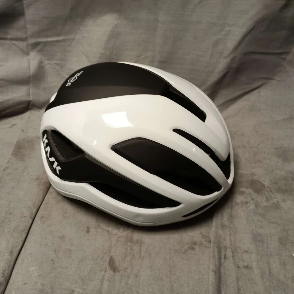 KASK CYCLING HELMET – WHITE/BLACK, SIZE M (52-58 CM)