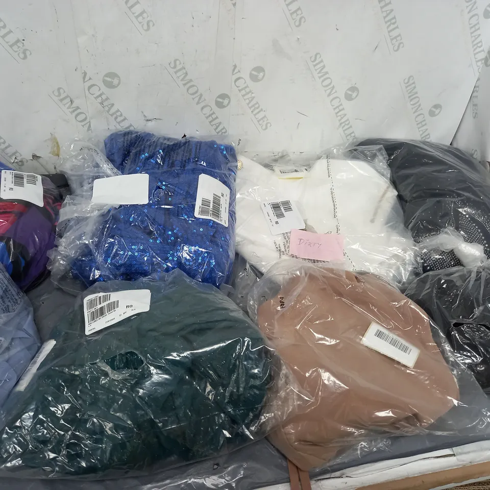 APPROXIMATELY 15 ASSORTED CLOTHING ITEMS TO INCLUDE DRESSES, JACKETS, TOPS, ETC