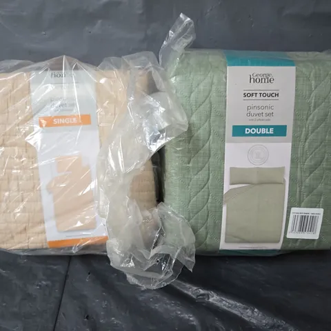 APPROXIMATELY 10 ASSORTED BEDDING ITEMS TO INCLUDE DUVETS - COLLECTIONS ONLY