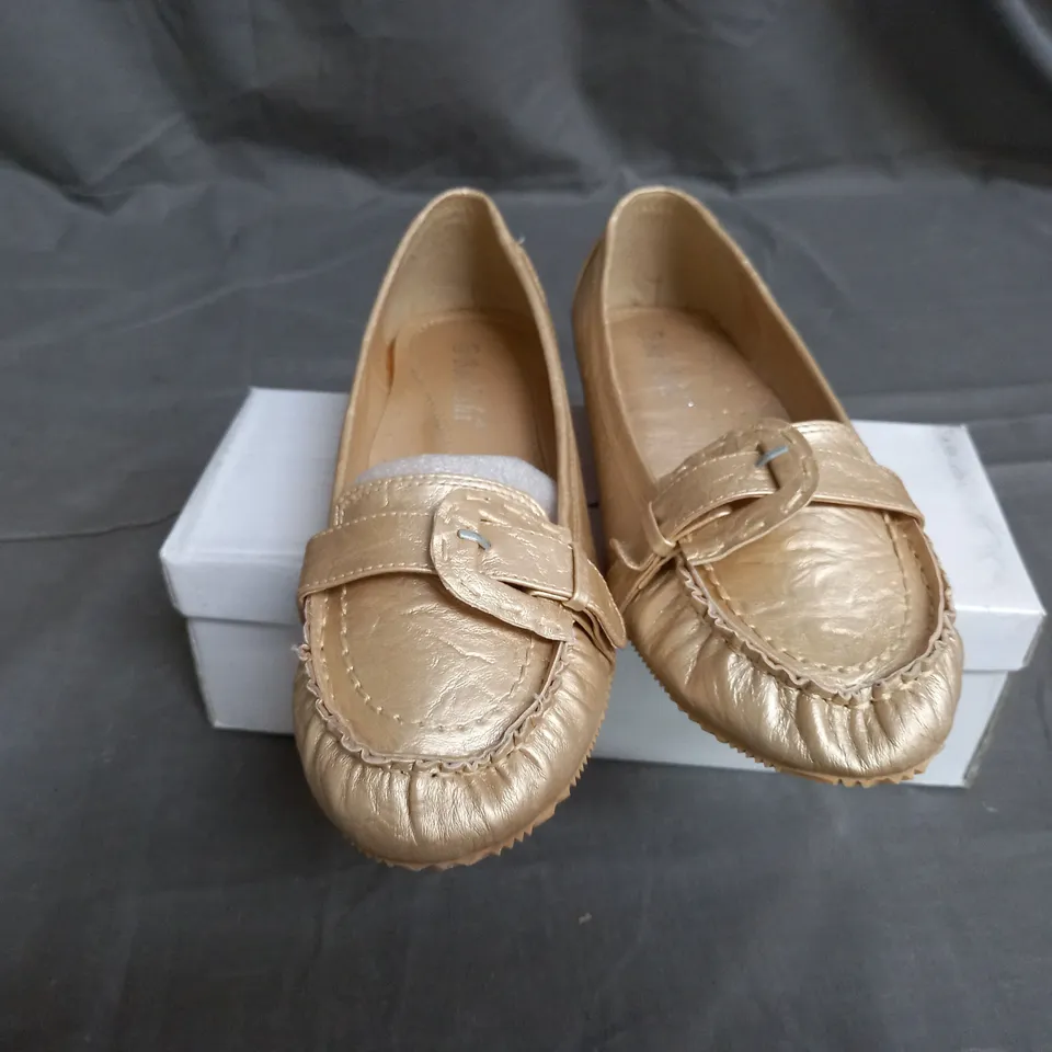 APPROXIMATELY 10 BOXED PAIR OF GOLD FLAT SLIP ON SHOES IN VARIOUS SIZES TO INCLUDE SIZE 40EU 