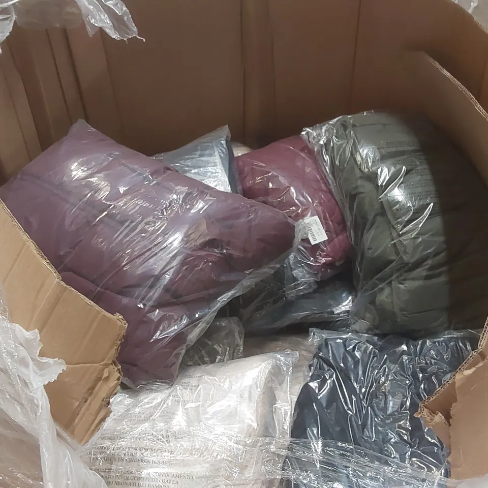 PALLET CONTAINING APPROXIMATELY 100x BRAND NEW ASSORTED DESIGNER CLOTHING ITEMS INCLUDING: JD WILLIAMS JACKETS, SIMPLY BE JACKETS, JD WILLIAMS HAT ECT