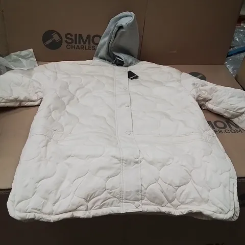 BOXED BRAND NEW APPROXIMATELY 5 SIMPLY BE QUILTED WHITE JACKET SIZE 20
