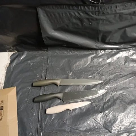 BOX OF APPROXIMATELY 10 ASSORTED ITEMS INCLUDING: KNIVES AND PHILLIPS LED BULB