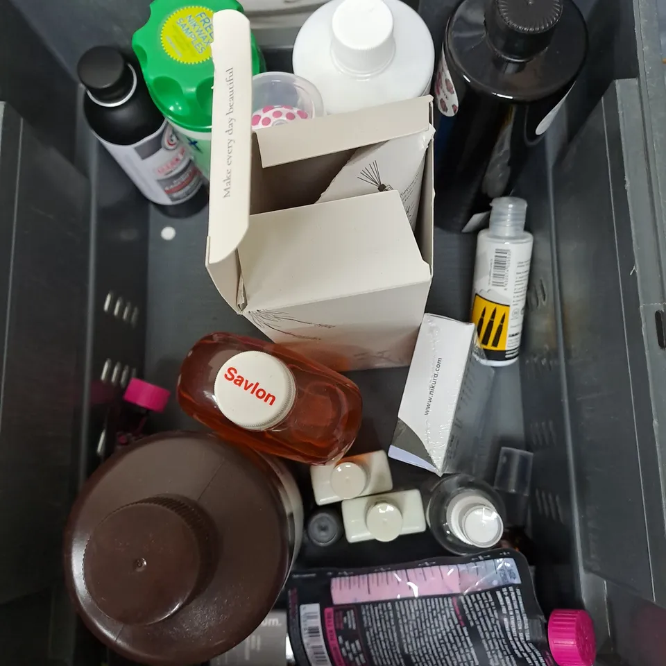 APPROXIMATELY 15 ASSORTED LIQUIDS TO INCLUDE AIR SPRAY, LIMESCALE REMOVER, VANISH OXI ACTION ETC 