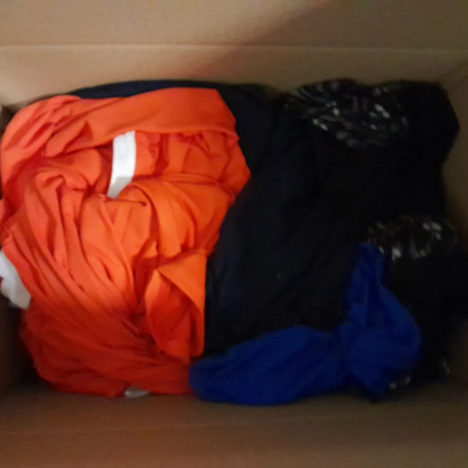 APPROXIMATELY 15 ASSORTED DRESSES TO INCLUDE KIM & CO, BRENDA EDWARDS, GREAT PLAINS, ETC