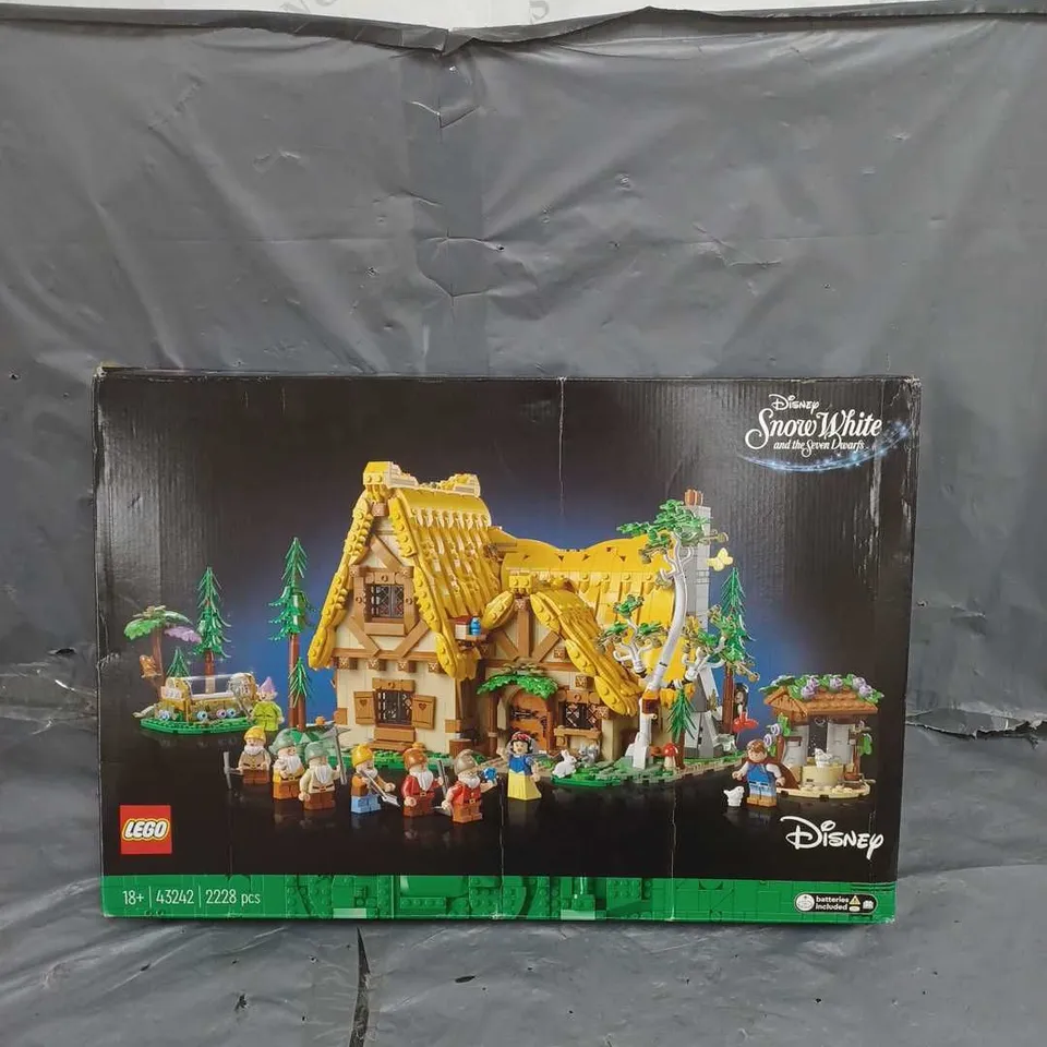 BOXED DISNEY SNOW WHITE AND THE SEVEN DWARFS COTTAGE 43242