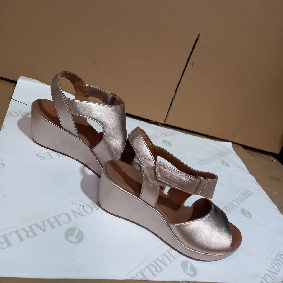 OUTLET CLARKS UN PLAZA CROSS SLINGBACK SANDAL STANDARD FIT - UK SIZE 7, GOLD METALLIC  NUBUCK 