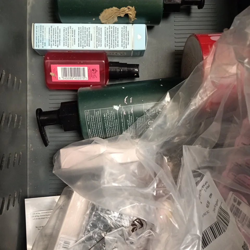 APPROXIMATELY 15 ASSORTED HEALTH & BEAUTY PRODUCTS TO INCLUDE SQUATCH SOAP, P.LOUISE BODY BUTTER, SILICONE EAR PLUGS ETC 