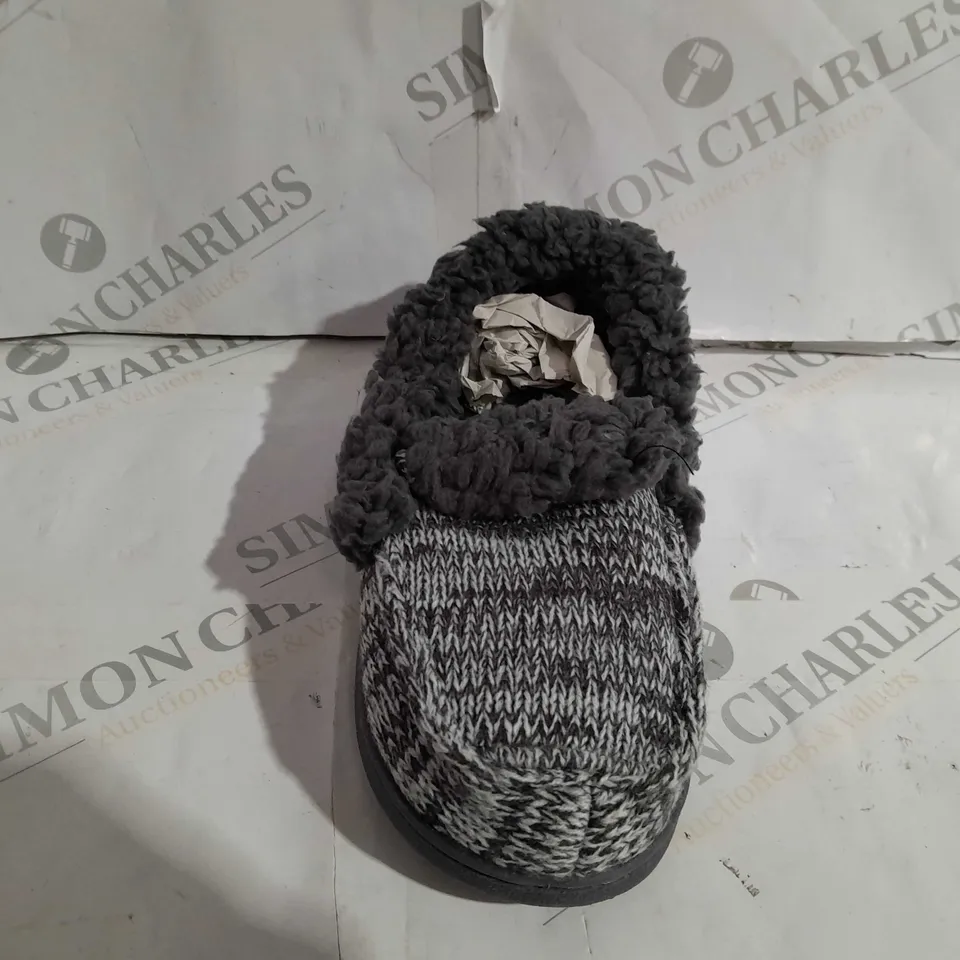 PAIR OF MUK LUKS ANAIS SLIPPERS - GREY MARL - UK SIZE 4