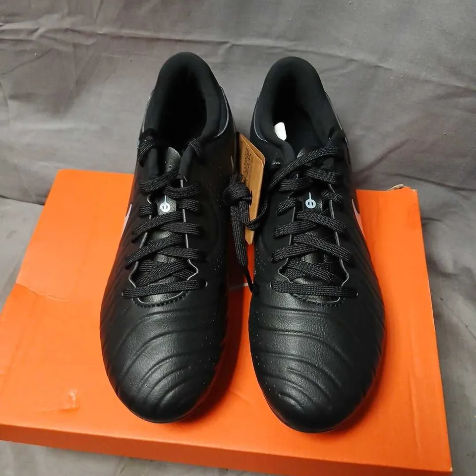 NIKE LEGEND 10 ACADEMY SG-PRO AC FOOTBALL BOOTS – BLACK/BLACK, UK 5.5