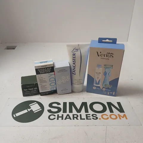 APPROXIMATELY 15 ASSORTED HEALTH & BEAUTY PRODUCTS TO INCLUDE GILLETTE VENUS INTIMATE, EAU DE LANCASTER BODY MILK LAIT, 1NKEYLIST BODY STICK, ETC - COLLECTION ONLY