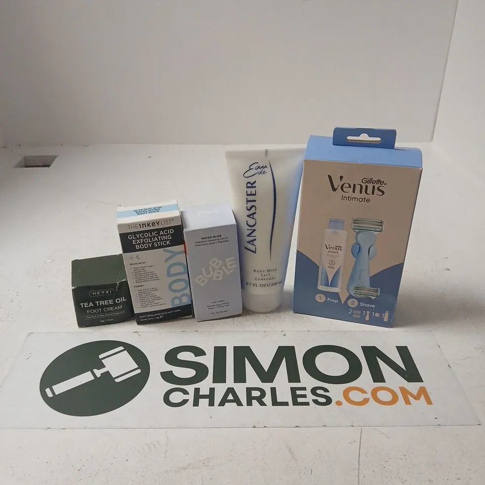 APPROXIMATELY 15 ASSORTED HEALTH & BEAUTY PRODUCTS TO INCLUDE GILLETTE VENUS INTIMATE, EAU DE LANCASTER BODY MILK LAIT, 1NKEYLIST BODY STICK, ETC - COLLECTION ONLY