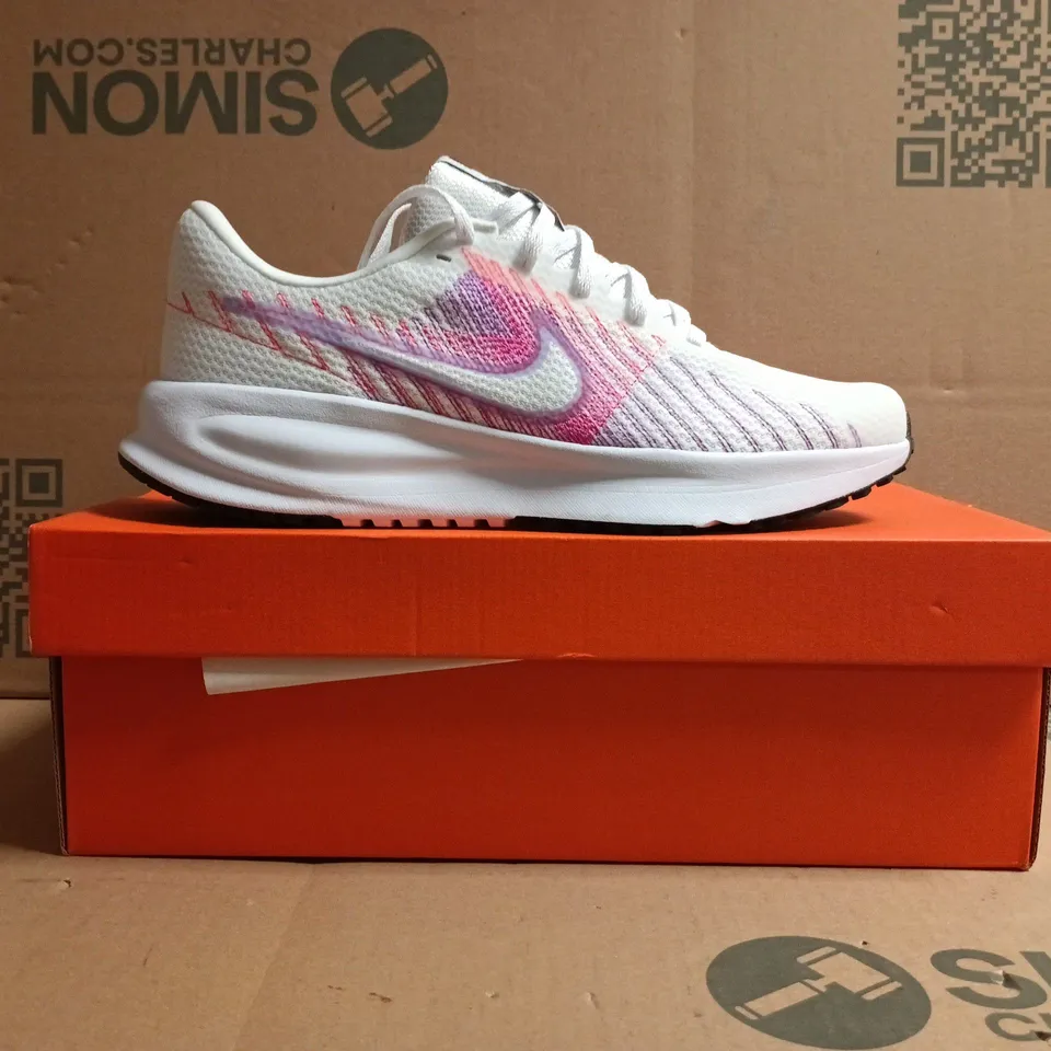BOXED PAIR OF NIKE RUN DEFY TRAINERS IN WHITE/MULTI SIZE UK 7.5