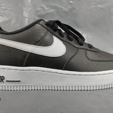 BOXED PAIR OF NIKE AIR FORCE 1 GS SHOES IN BLACK/GREY SIZE UK 6