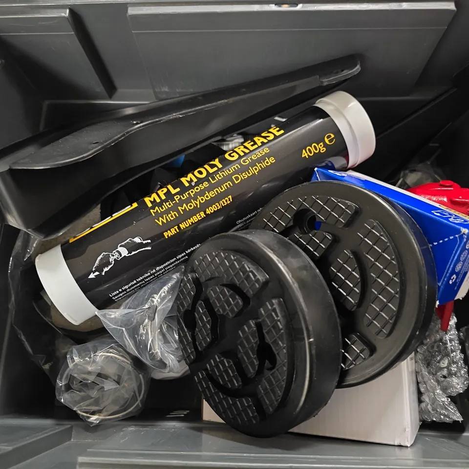 APPROXIMATELY 10 ASSORTED CAR ACCESSORIES TO INCLUDE HYDRAULIC JACK , GREASE AND CAR BULBS    - ETC - COLELCTION ONLY
