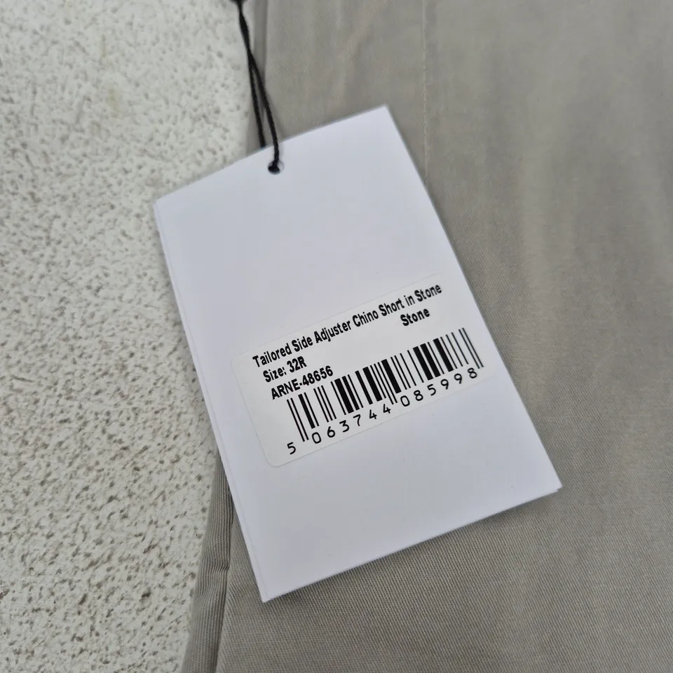 ARNE TAILORED SIDE-ADJUSTER CHINO SHORTS – STONE – UK 32R