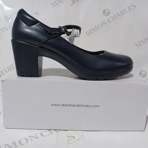 BOXED PAIR OF DREAMPAIRS CLOSED TO BLOCK HEELS IN NAVY UK SIZE 6