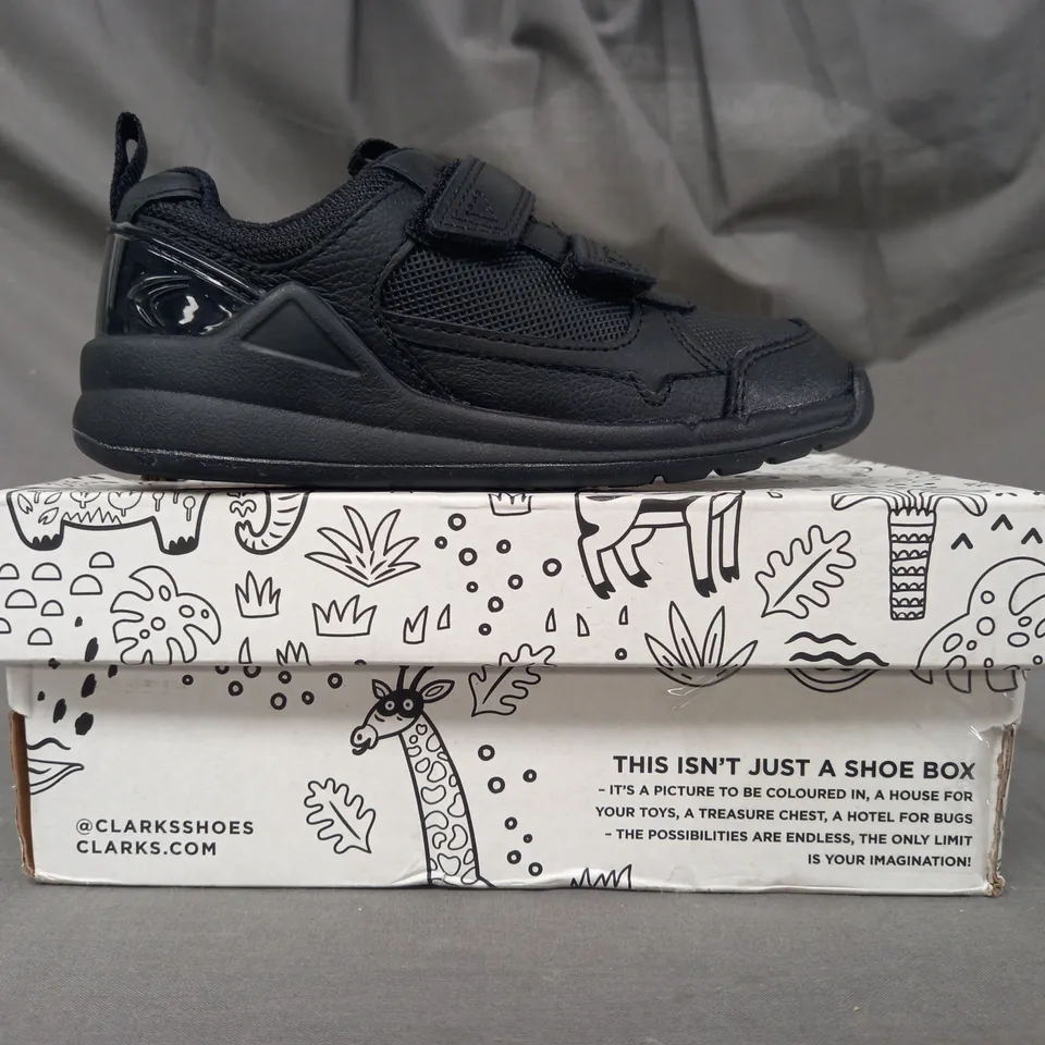 BOXED PAIR OF CLARKS ORBIT SPRINT KIDS SHOES IN BLACK UK SIZE 9.5