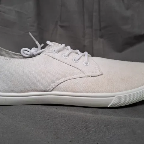 BOX OF APPROXIMATELY 5 PAIRS OF DESIGNER CANVAS SHOES IN WHITE IN VARIOUS SIZES