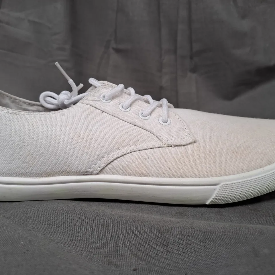 BOX OF APPROXIMATELY 5 PAIRS OF DESIGNER CANVAS SHOES IN WHITE IN VARIOUS SIZES